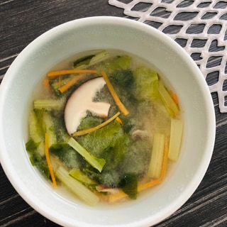干し椎茸と小松菜、人参の味噌汁